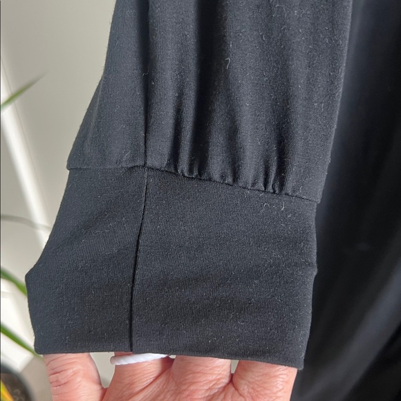 Emmy Deveaux The Long Hoodie - Picture 10 of 16